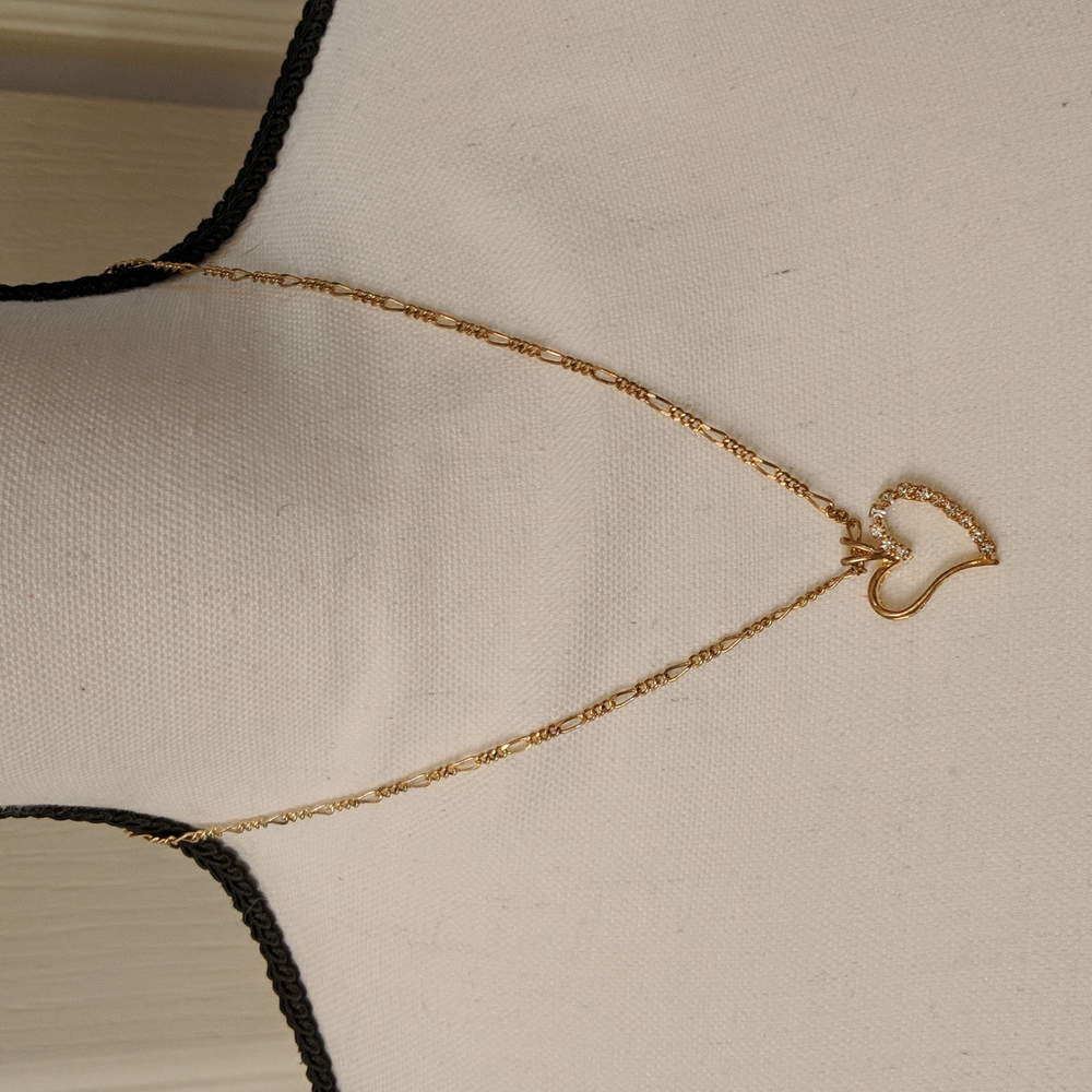 Gold heart pendant necklace